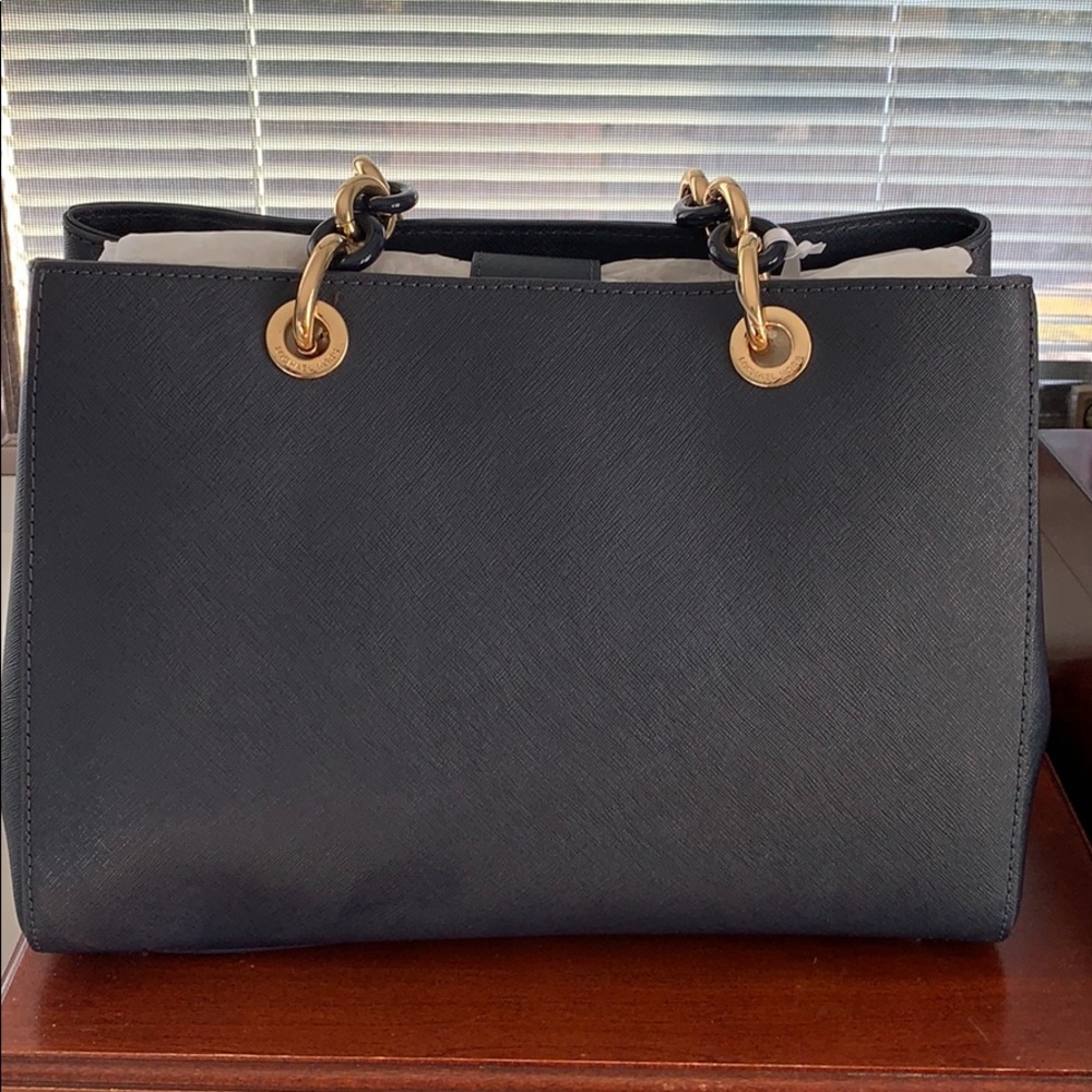 NWT Michael Kors Cynthia satchel bag.